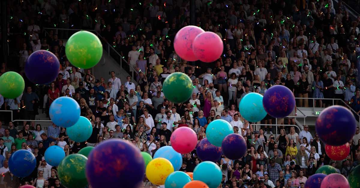 ColdPlayコンサートに関与したCEOが閉鎖されたときに、不倫の容疑者がビデオに巻き込まれました|外国