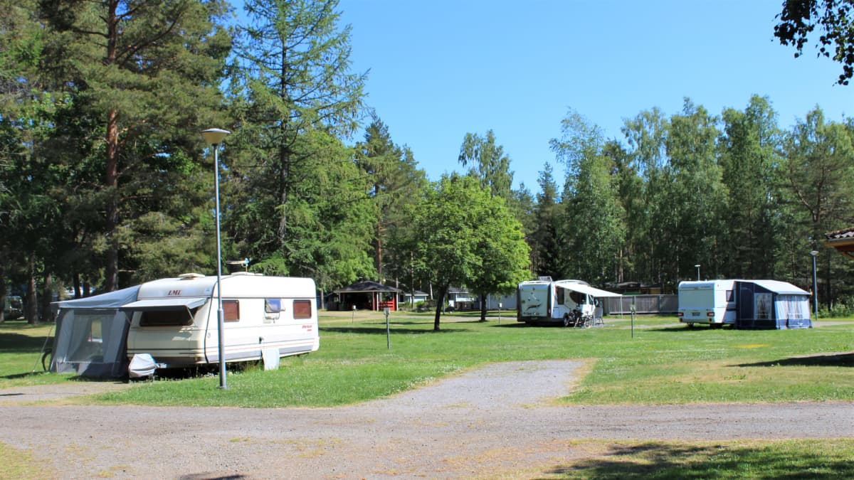 Husvagnar på ett campingområde.