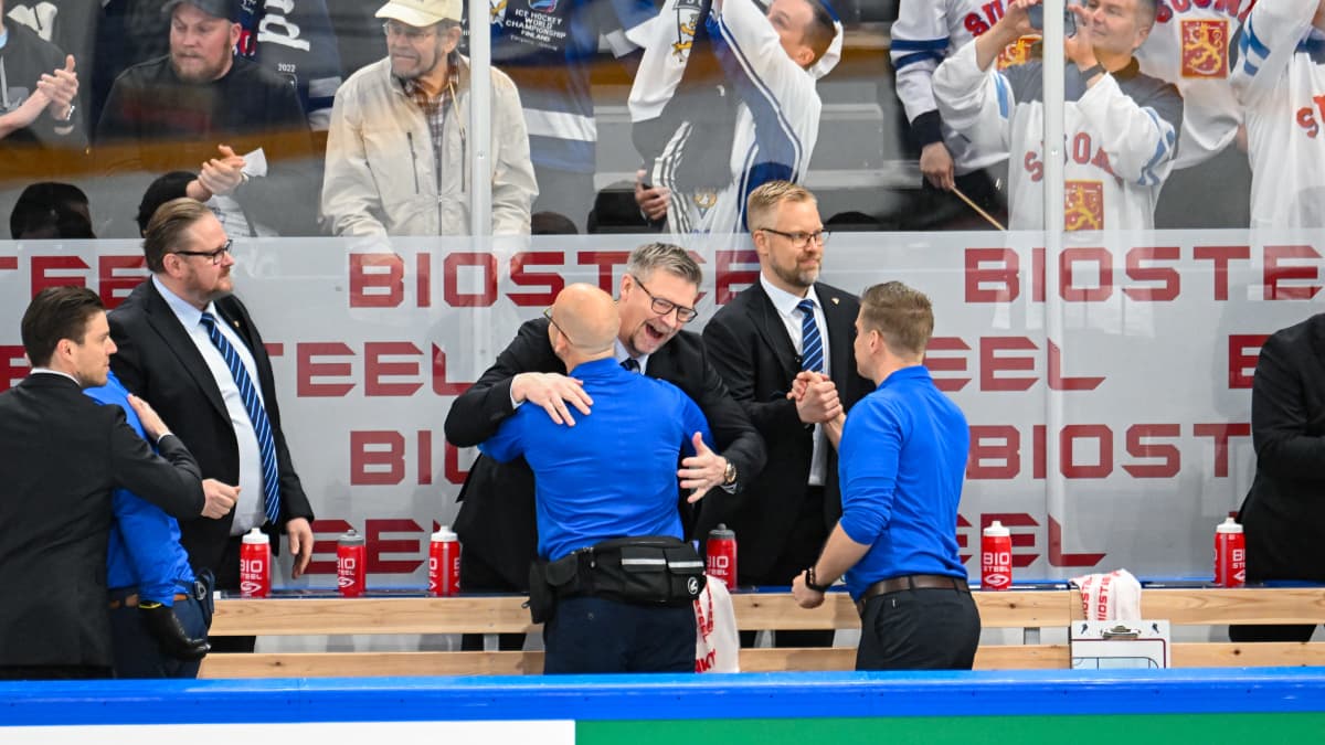 Jukka Jalonen ja muu Leijonien valmennusjohto ottaa ilon irti MM-finaalipaikasta 28.5.2022.
