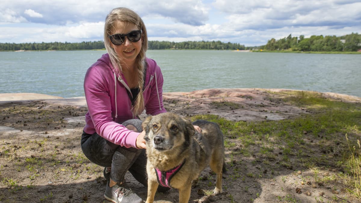 Sanna Sihvonen ja kymmenvuotias Romaniasta tuotu Muska-koira.