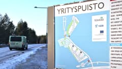 Kiimingin yrityspuiston kyltti, jossa vaaleansinisellä merkitty tontit, joita Kiimingin kunta tarjosi aikanaan Ideaparkille.