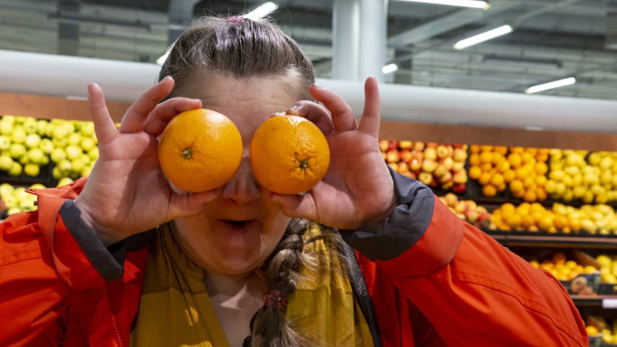 Jenna Mattila tarkastelee appelsiineja.