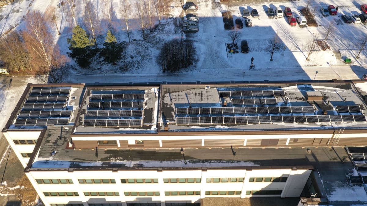 Kuvassa aurinkopaneeleita Kokkolan kaupungintalon katolla