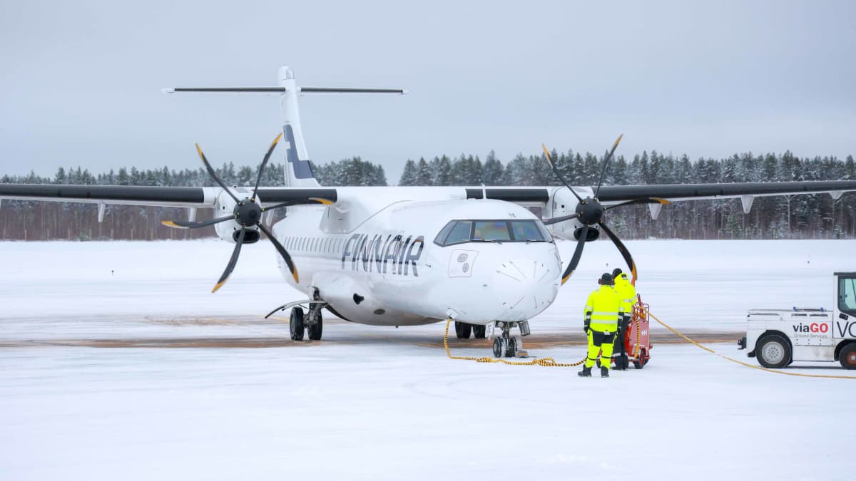 Kajaanin lentokenttä 29.12.2022 Finnairin potkurikone valmistautuu lähtöön.