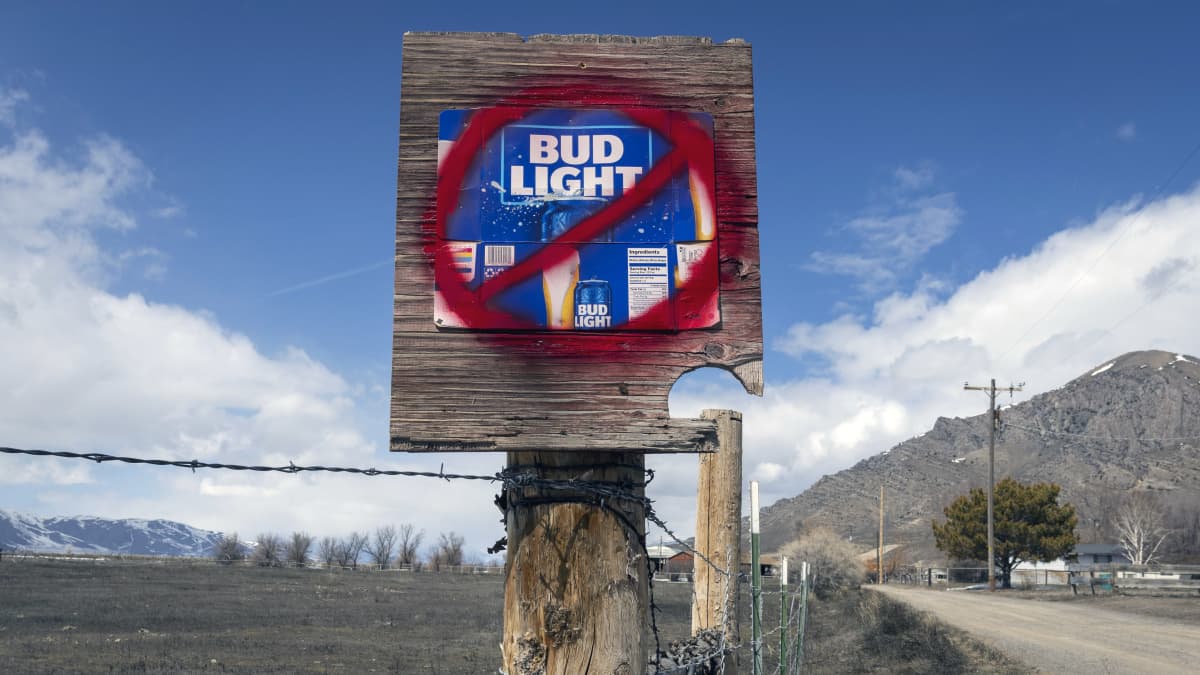 Bud Lightia boikotoiva kyltti Arcossa Idahossa.