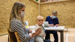 Riina Lappi ottaa rokotuksen Lohjalla ja menossa mukana on 9 kuukauden ikäinen Vilja Lappi.