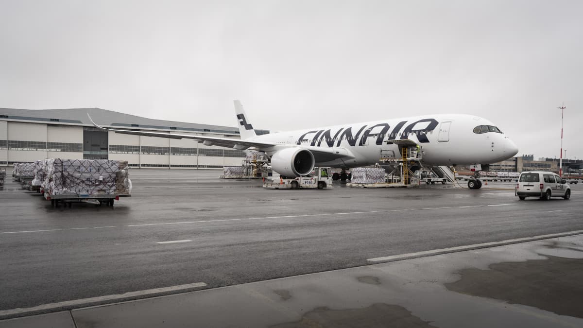 Finnairin one toi Kiinasta tilattuja suojavarusteita Helsinki-Vantaan lentoasemalle.
