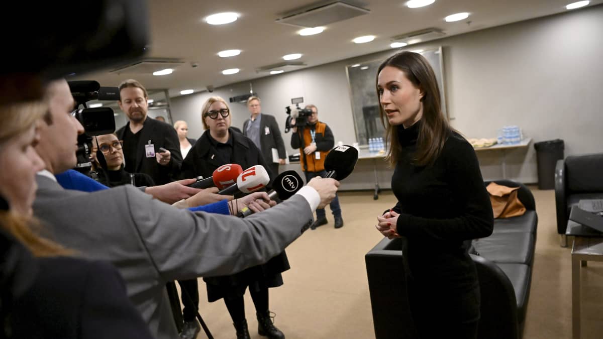 Pääministeri Sanna Marin haastateltavana ennen puolueiden parlamentaarista kokousta sähkön hintakatosta Helsingissä 19. joulukuuta 2022.