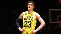 Lauri Markkanen katsoo eteenpäin kädet lanteillaan keltaisessa peliasussa.