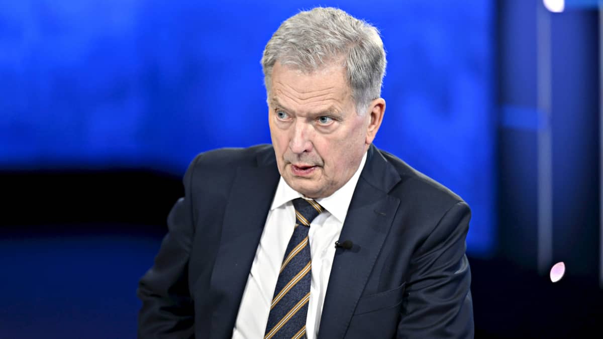 Sauli Niinistö Ykkösaamun studiossa ennen suoran lähetyksen alkua.