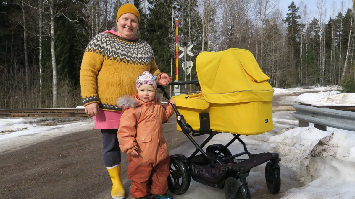 Pirjo Kauppila kotipihansa tuntumassa sijaitsevassa tasoristeyksessä kahden nuorimman lapsensa kanssa. 