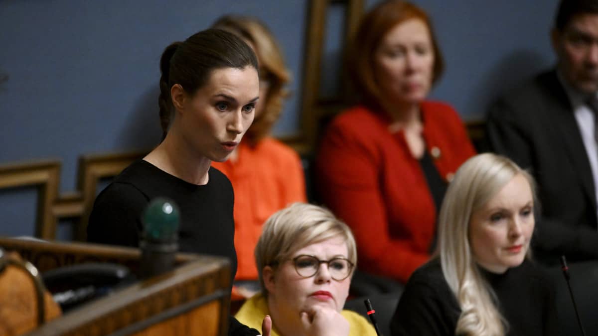 Pääministeri Sanna Marin puhuu eduskunnan suullisella kyselytunnilla Helsingissä 24. marraskuuta 2022.