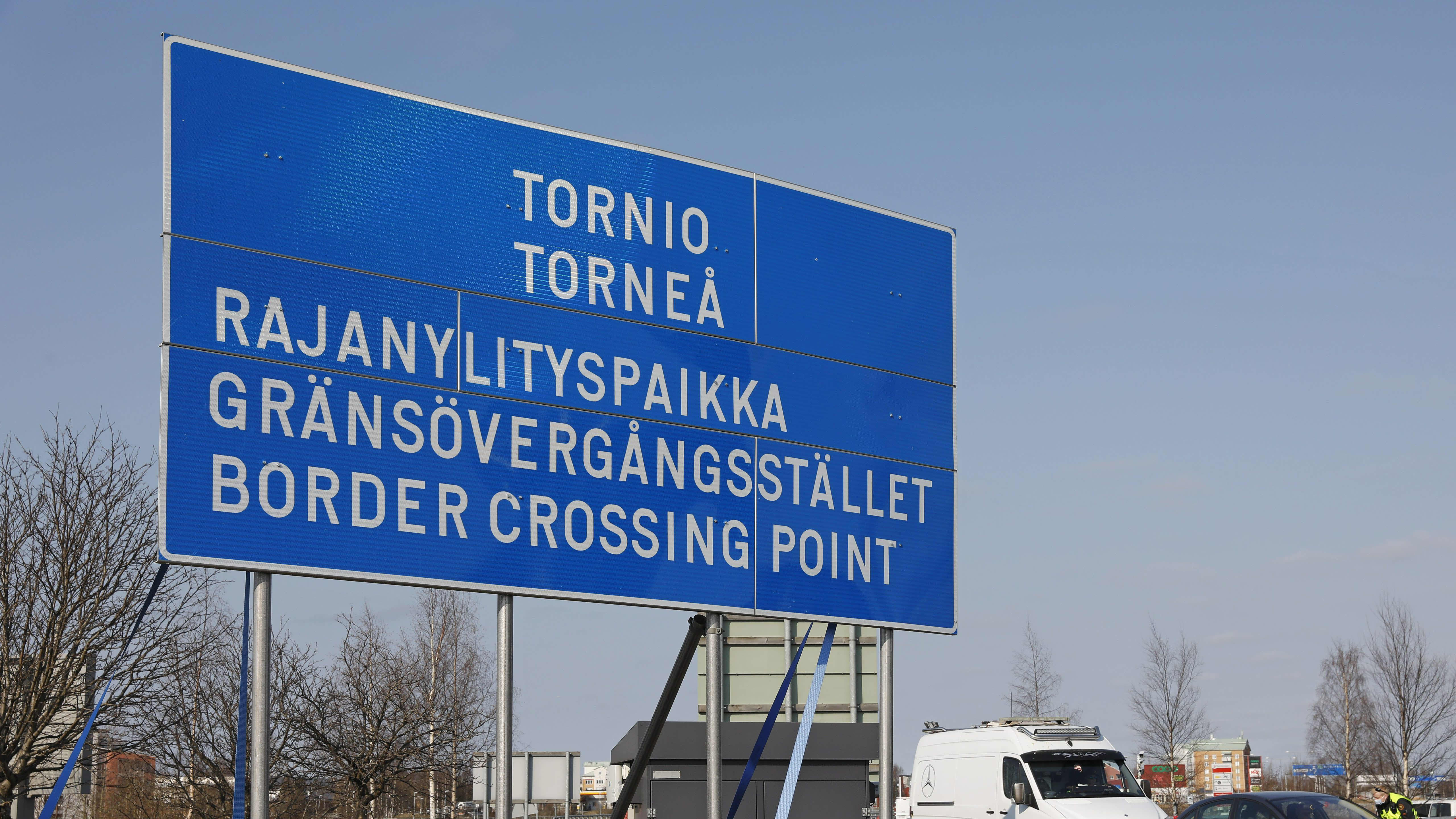 Skylt med text om gränsövergångsstället i Torneå.