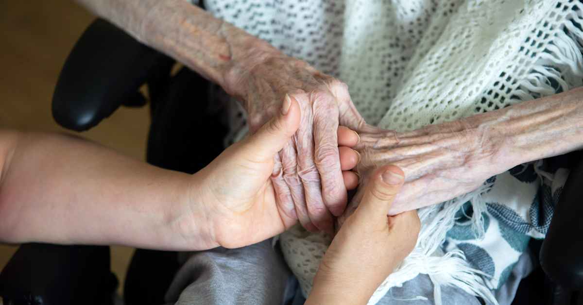 Lähihoitaja löi muistisairasta vanhusta nyrkillä vatsaan ja sai potkut – valitti kohtelustaan oikeuteen