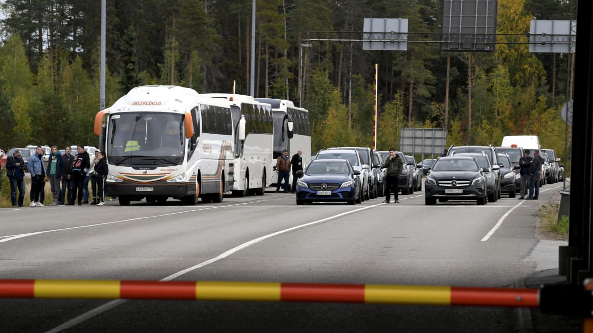 Venäläiset matkustajat jonottavat pääsyä Suomeen Vaalimaan raja-asemalla sunnuntaina.
