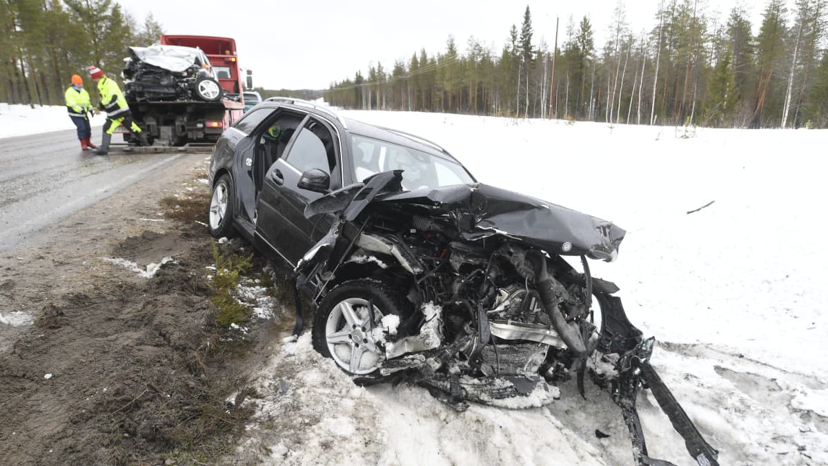 Kolariauto ojassa noin kymmenen kilometriä Suomussalmen pohjoispuolella, välillä Pesiönlahti - Alajärvi, jossa tapahtui kahden auton nokkakolari pääsiäismaanantaina 5. huhtikuuta 2021.