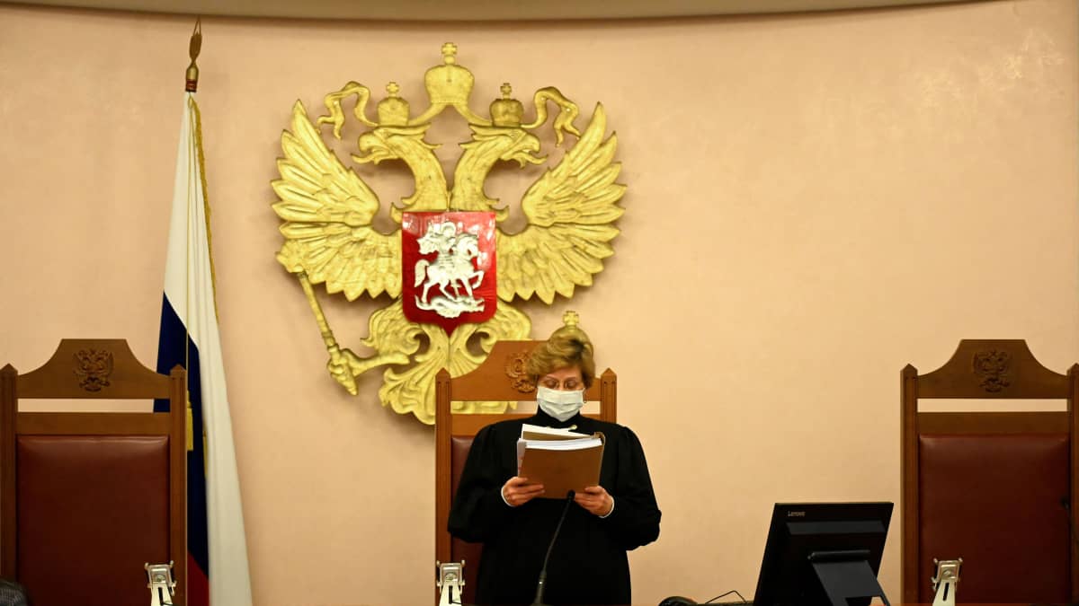 Venäjän korkeimman oikeuden tuomari Alla Nazarova lukee tuomiota oikeudessa.