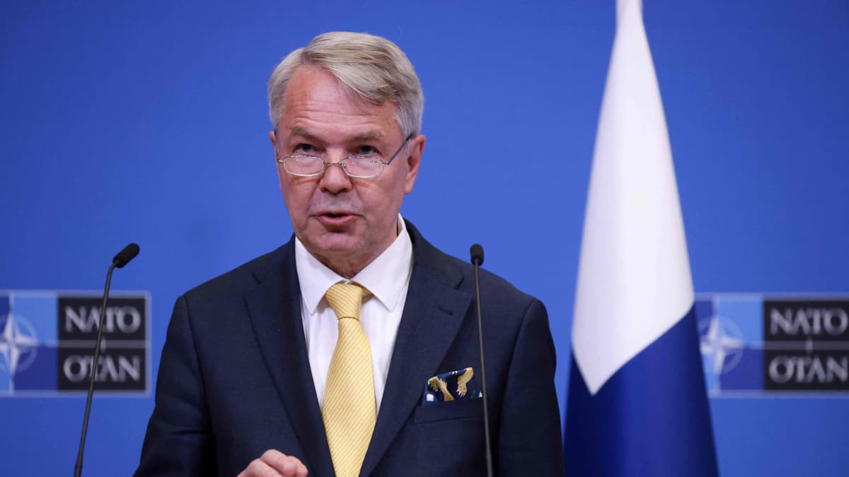 Pekka Haavisto tiedotustilaisuudessa.