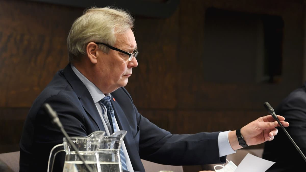 Perustuslakivaliokunnan puheenjohtaja Antti Rinne.