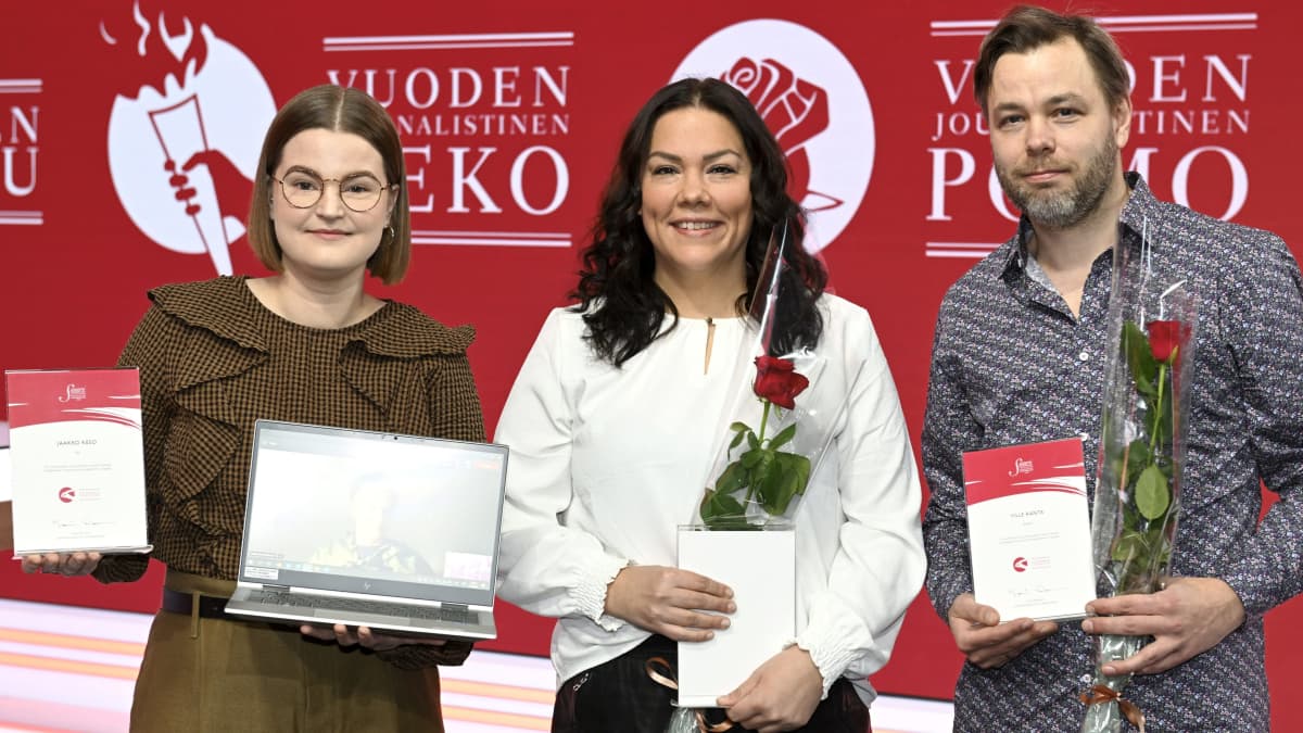 Salla-Rosa Leinonen pitelee tietokonetta, jonka kautta näkyy Jaakko Keso, ja hänen vieressään seisovat kukat ja kunniakirjat kädessään Katariina Pajari ja Ville Ranta.