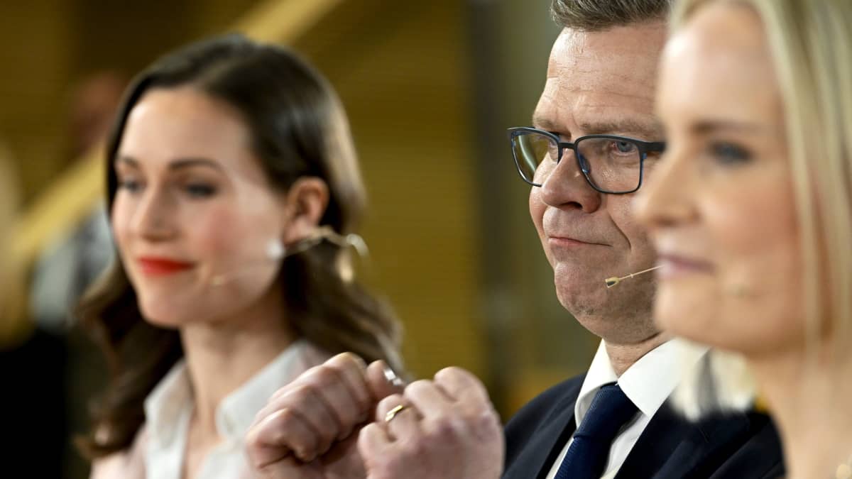 Samlingspartiets ordförande Petteri Orpo (i mitten) och Sanna Marin (SDP) till  vänster och Riikka Purra (Sannf) till höger.