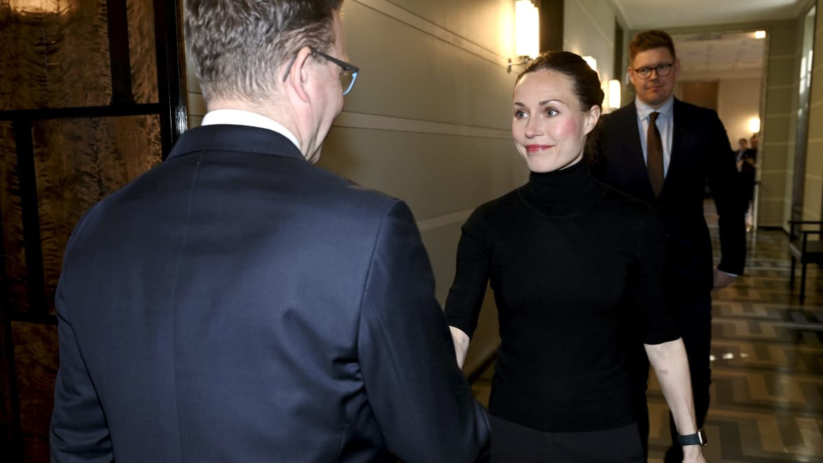 Sanna Marin och Antti Lindtman anländer till mötet med Petteri Orpo.