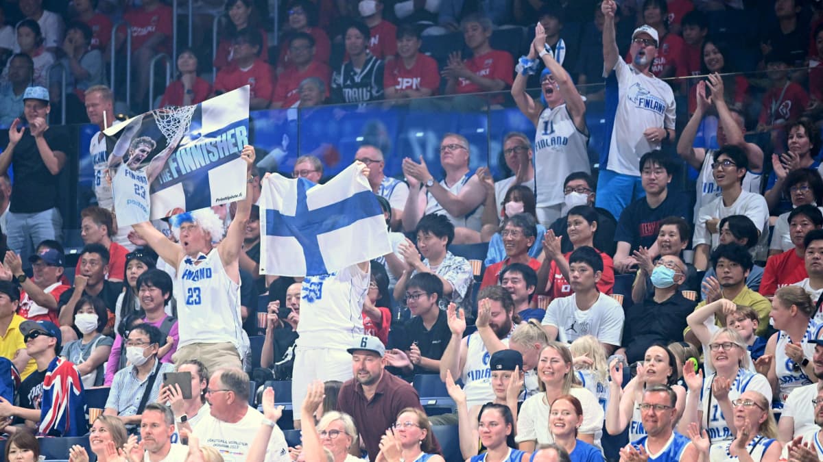 Suomalaiset koripallofanit hurraavat.
