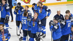 Suomen pelaajat olivat pettyneitä MM-finaalin jälkeen. Keskellä Anton Lundell.