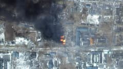 Satelliittikuva Mariupolin teollisuusalueella käynnissä olevasta tulipalosta 12. maaliskuuta.
