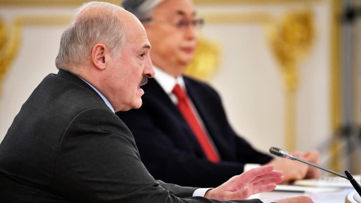  Aljaksandr Lukašenka puhuu mikrofoniin.