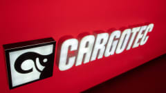 Cargotecin logo punaisella seinällä.