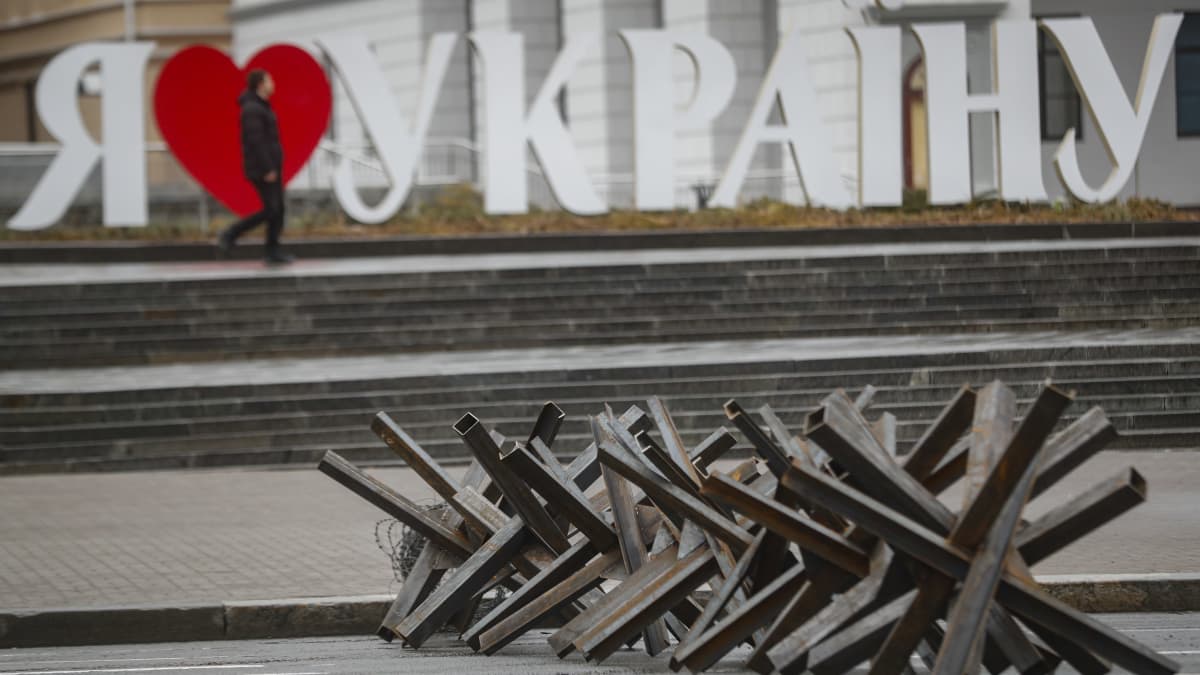 Tie-este ja taustalla mies näkyy iso teksti "I love Ukraine".