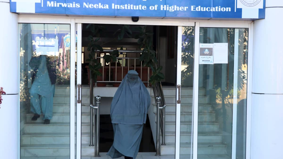 Afganistanilainen naisopiskelija lähtee Mirwais Neeka Institute of Higher Education -instituutista Kandaharissa, Afganistanissa 21.12.2022.