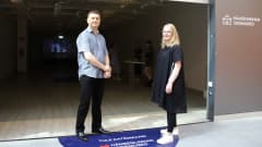 Valokuvataiteilija Pekka Luukkola ja museonjohtaja Jenny Valli kauppakeskuksen pop up -museotilaksi muutetun liiketilan edessä.
