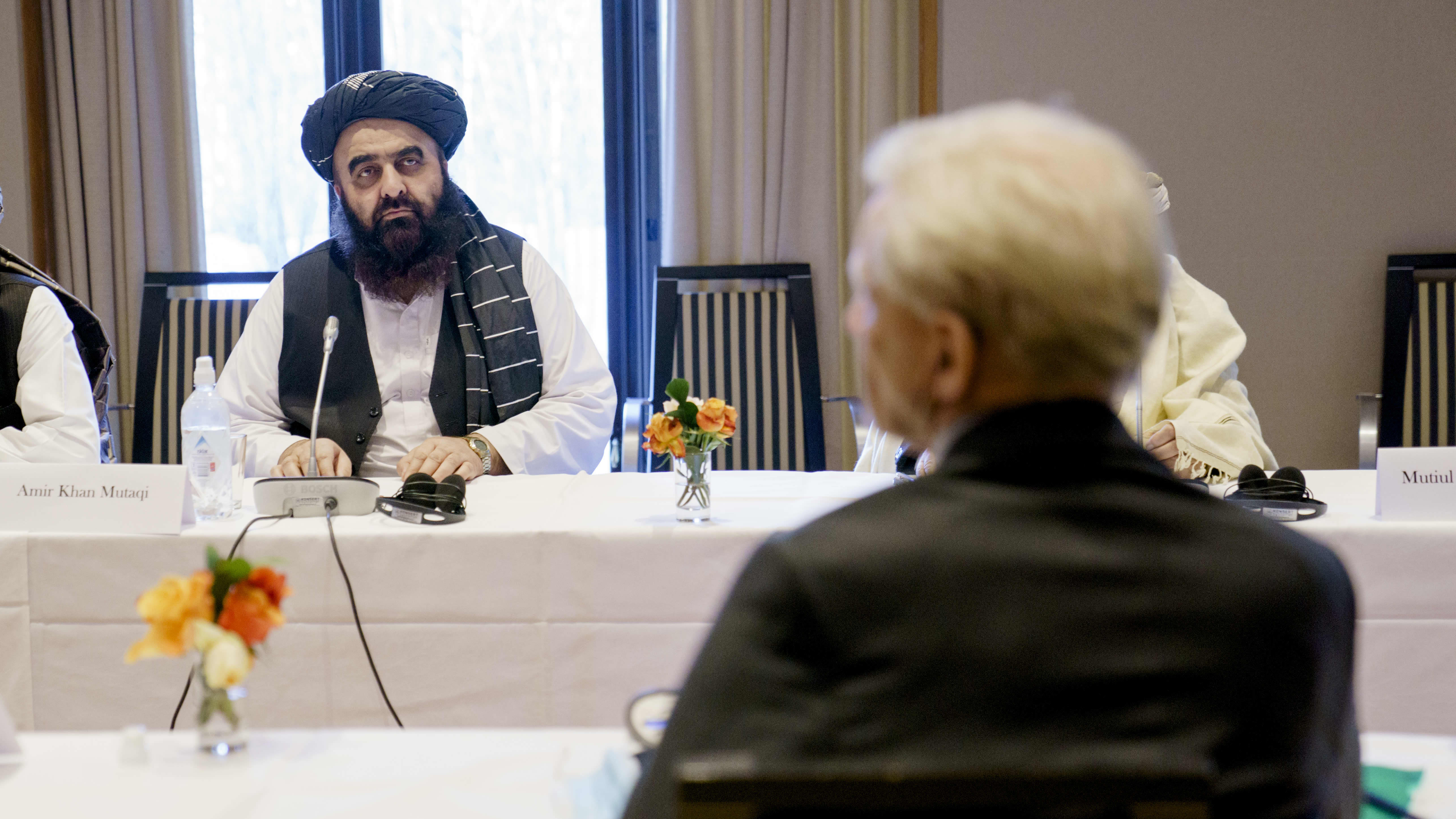 Talibanin ulkoministeri Amir Khan Muttaqi neuvottelupöydän ääressä.