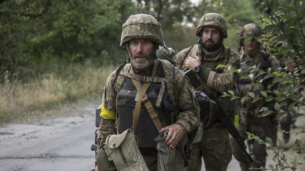 Ukrainalaisia sotilaita kävelemässä rivissä.