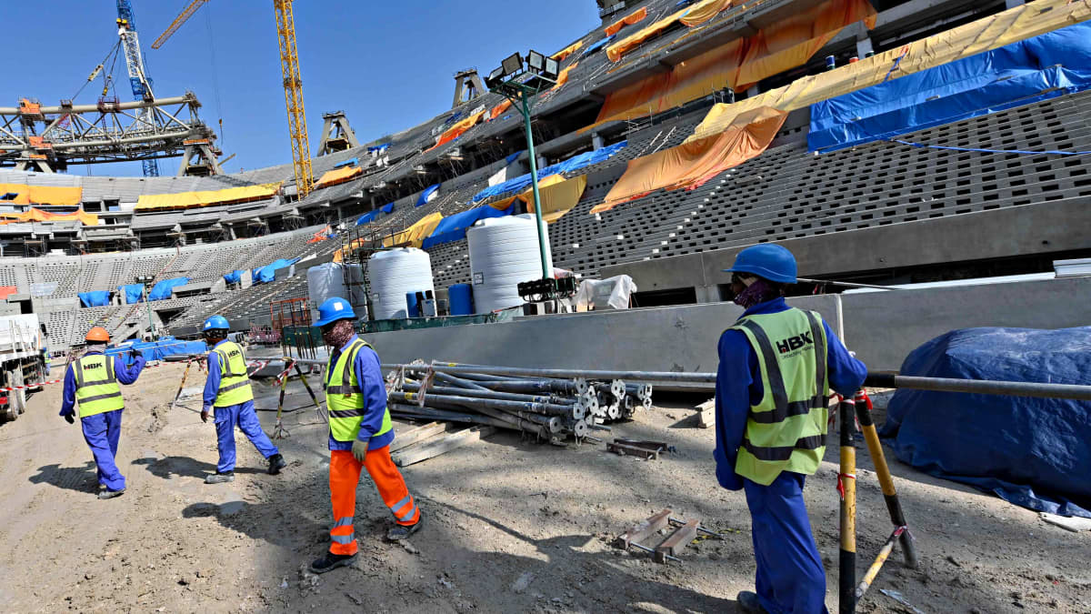 Työntekijöitä Qatarin Lusail-stadionilla joulukuussa 2019.