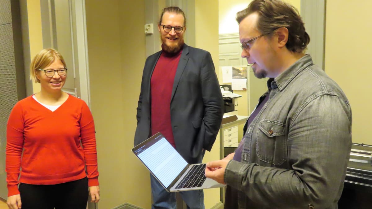 Kieliteknologian tutkijat Veronika Laippala, Tapio Salakoski ja Sampo Pyysalo katsovat tyietokoneen näyttöä.