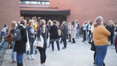 Aloittavia yliopisto-opiskelijoita Itä-Suomen yliopiston Metria-rakennuksen edustalla Joensuussa.