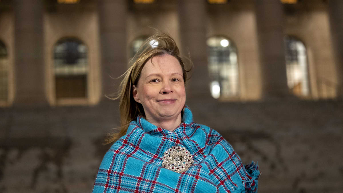 Saamelainen yrityskauppa-ammattilainen, Suomen saamelaiskäräjien vaaleilla valittu jäsen, kauppatieteiden maisteri Pirita Näkkäläjärvi eduskunnan portaiden edessä.