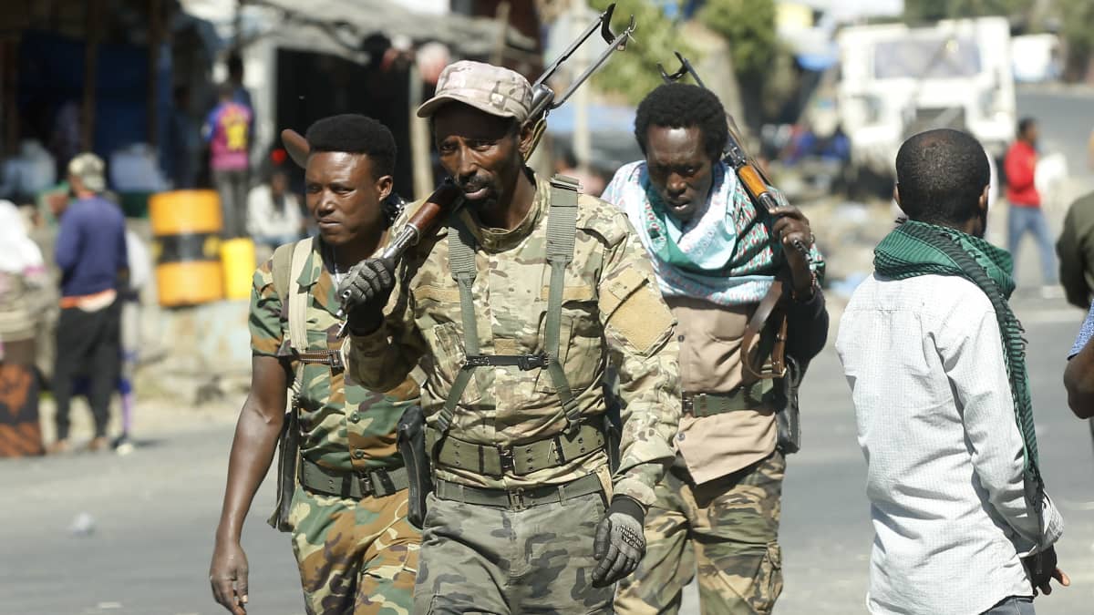 Etiopialaiset sotilaat kävelevät kadulla.