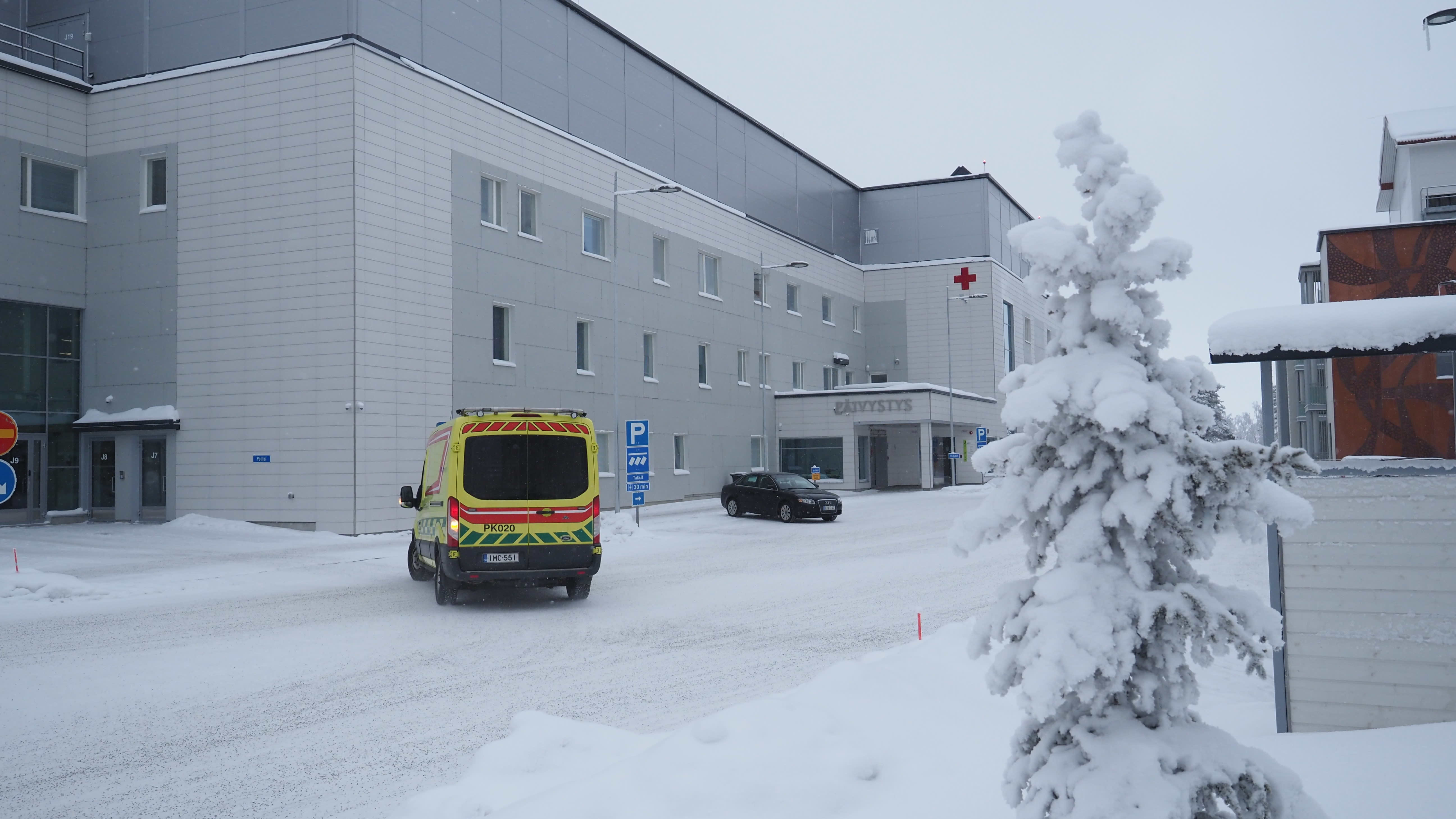 Pohjois-Karjalan keskussairaalan päivystyksen piha jossa ambulanssi.