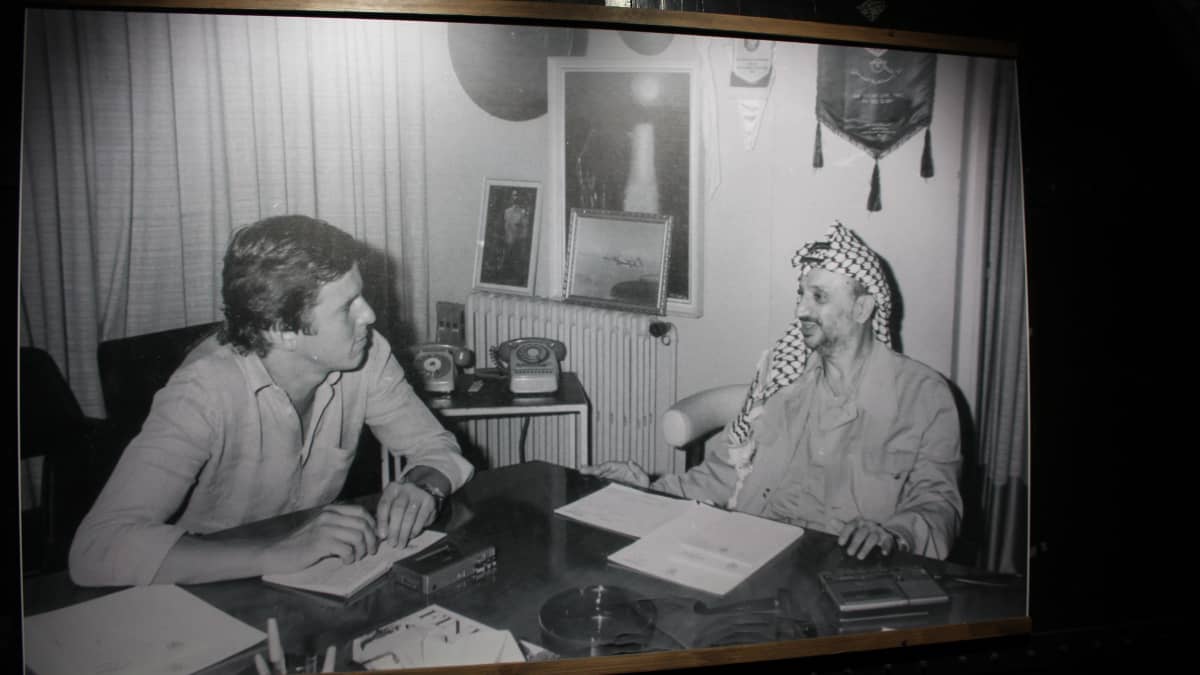 Rauli Virtasen -valokuvanäyttely. Kuva Virtasesta ja Jasser Arafatista.