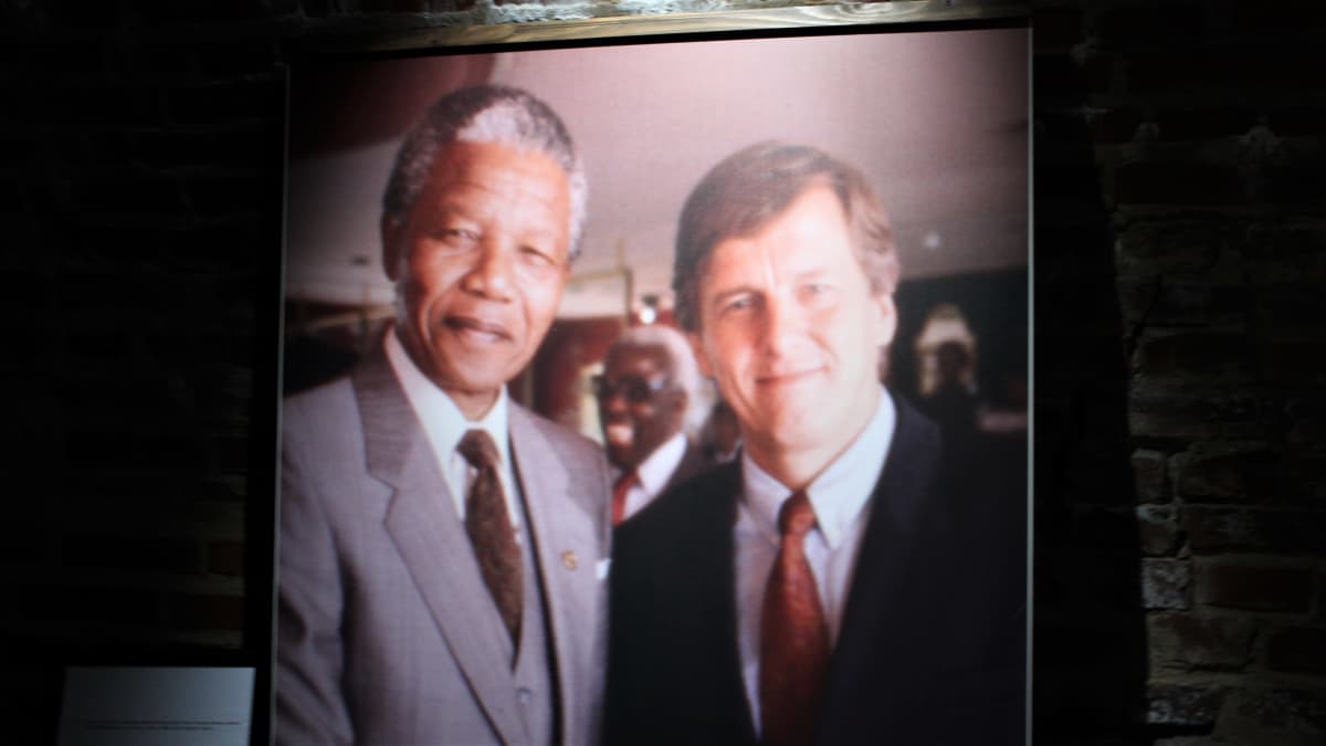 Rauli Virtasen -valokuvanäyttely. Kuva Virtasesta ja Nelson Mandelasta.