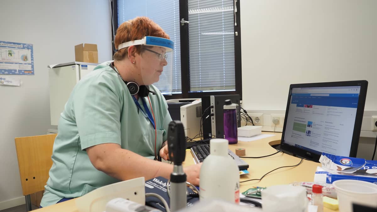 Sairaanhoitaja Satu Muranen-Granö istuu työpaikallaan tietokoneen ääressä.