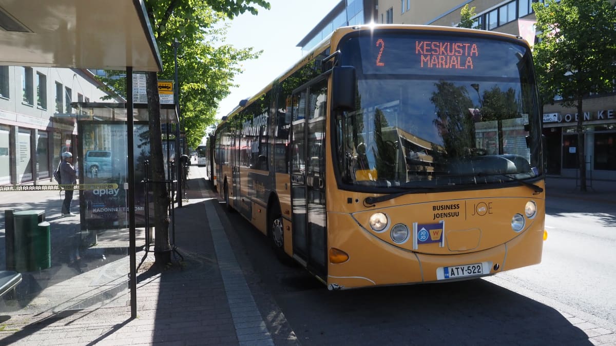 Joensuun paikallisliikenteen linja-auto lähtemässä pysäkiltä elokuussa 2020.
