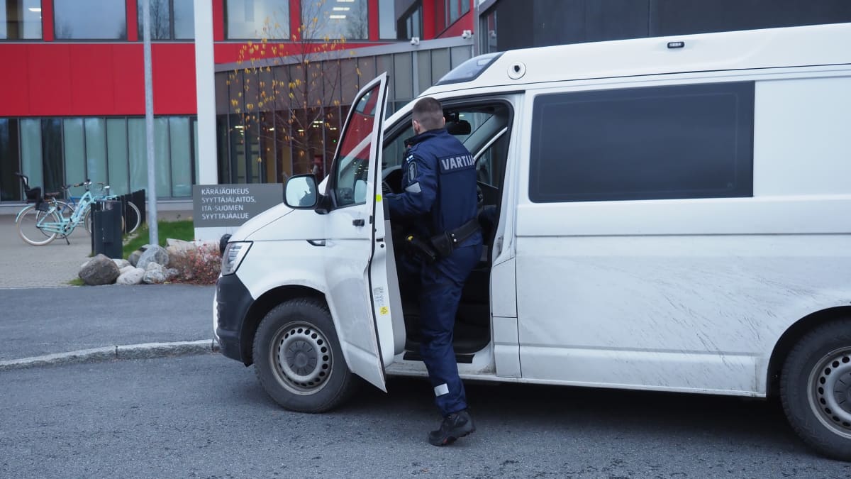 Itä-Suomen poliisilaitoksen vartijapartio on lähdössä kuljetuskeikalle, vartija nousee poliisiautoon.