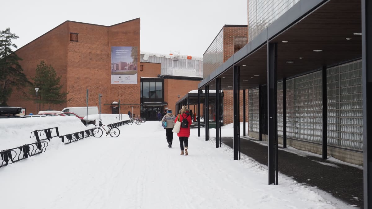 Itä-Suomen yliopiston opiskelijoita koulun pihakäytävällä.