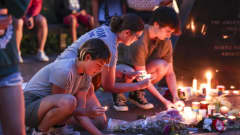 Teinit sytyttävät kynttilöitä illansuussa Highland Parkissa