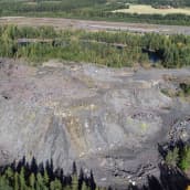 Suuri kivilohkareista koostuva kasa kaivosjätettä.